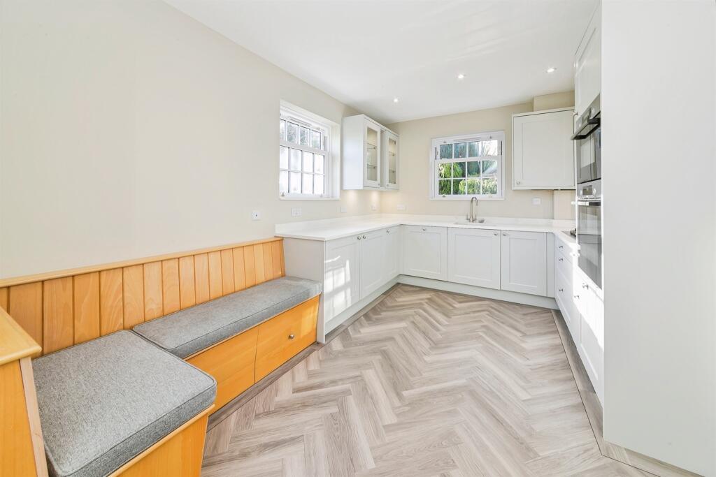 Turners Hill Road, East Grinstead photo 3