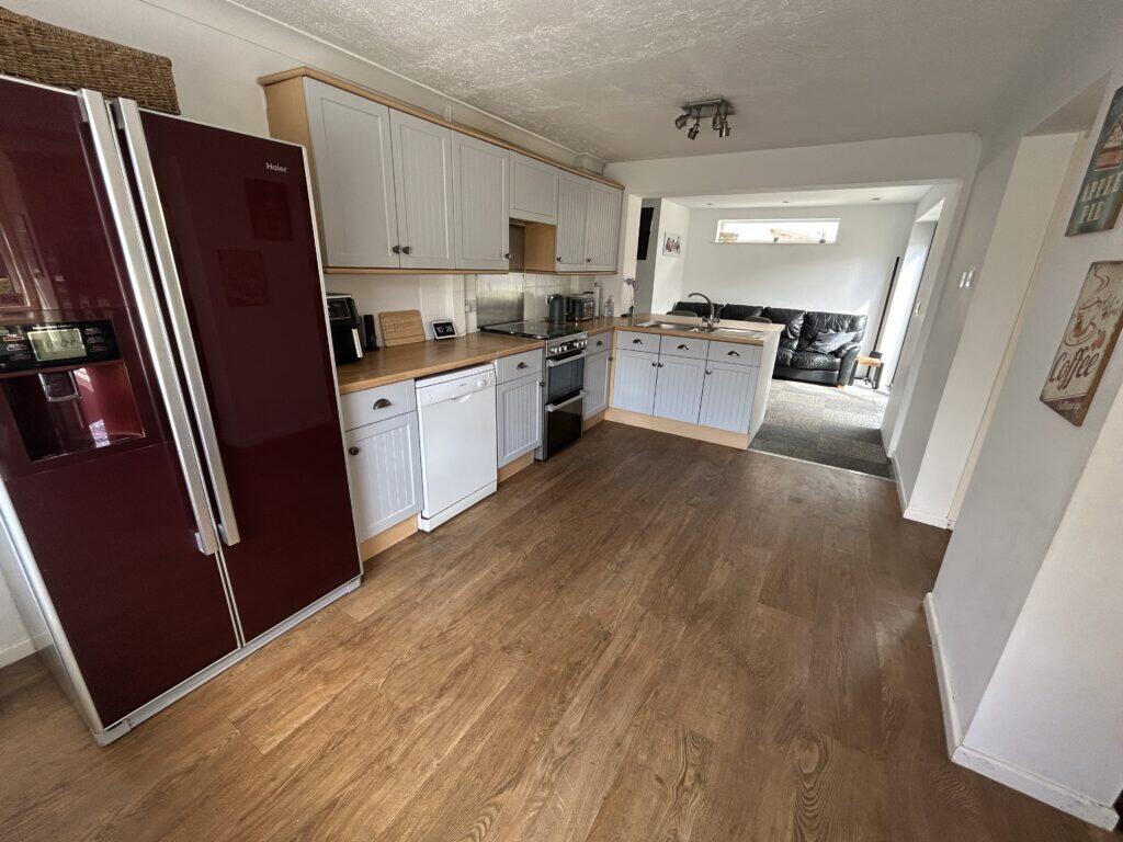 Kingshead Drive, Mirfield, WF14 9SN photo 3