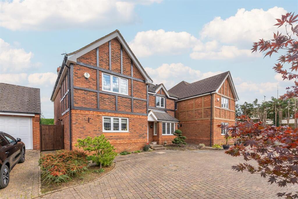 5-bed detached on Primrose Gardens, Leighton Buzzard, £900,000