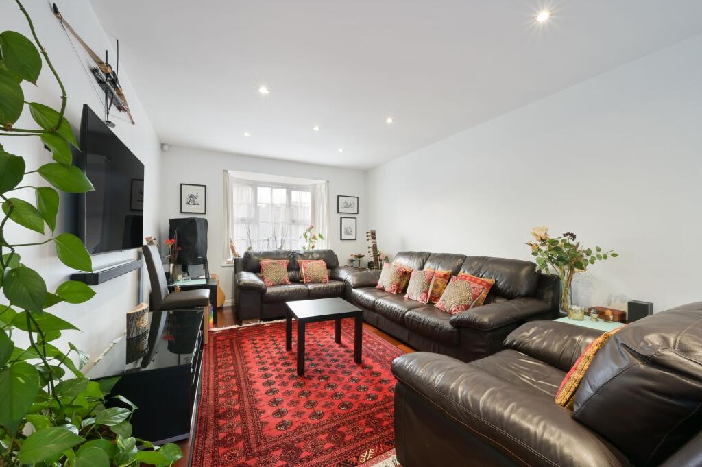 House in Worcester Park, Cuddington, Stoneleigh - More