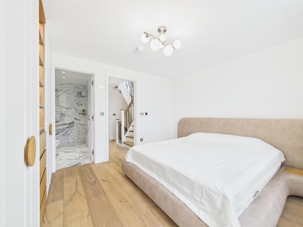House in London, Friern Barnet - More