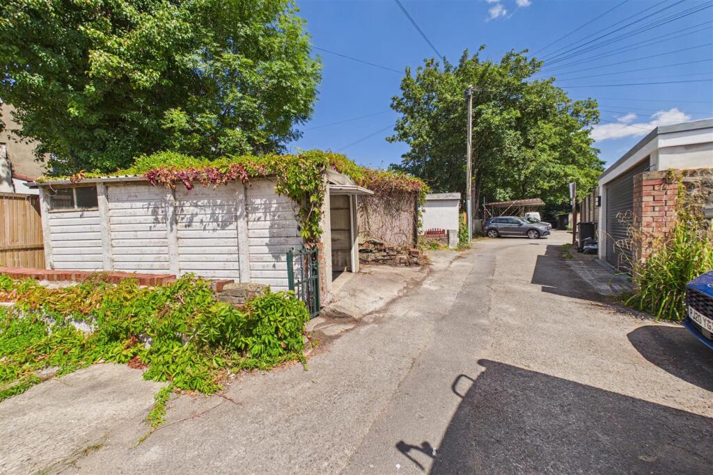 Freehold Single Garage | Clifton - More
