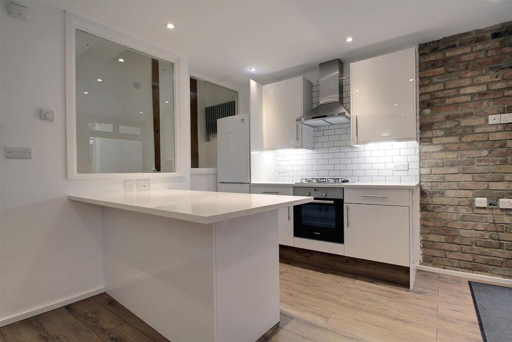 2 bedroom mews property for rent