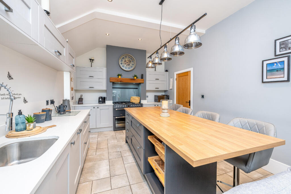 3-bed detached on Broad Lane South, Wolverhampton, £450,000