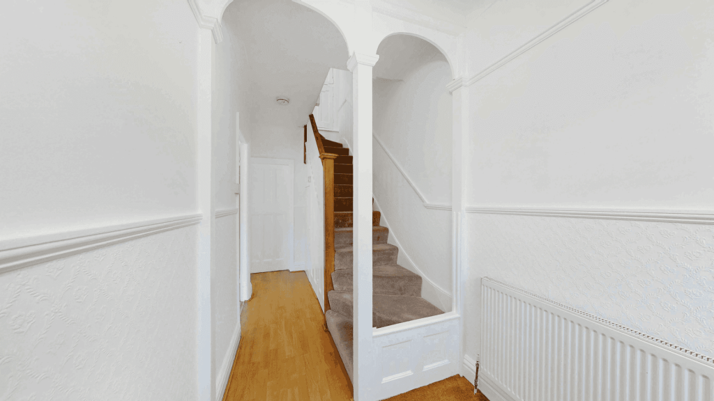 House in London, Cottenham Park, Raynes Park - View 4