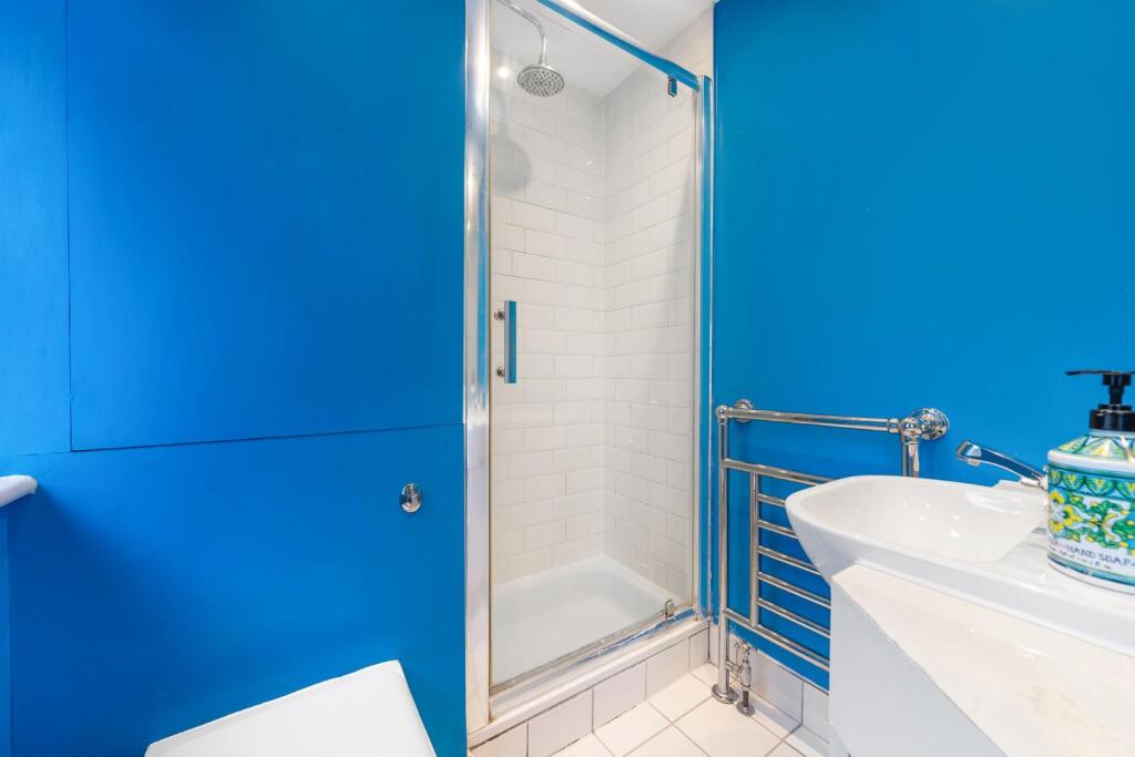 Apartment in London, Blenheim Gardens Estate, Brixton - More