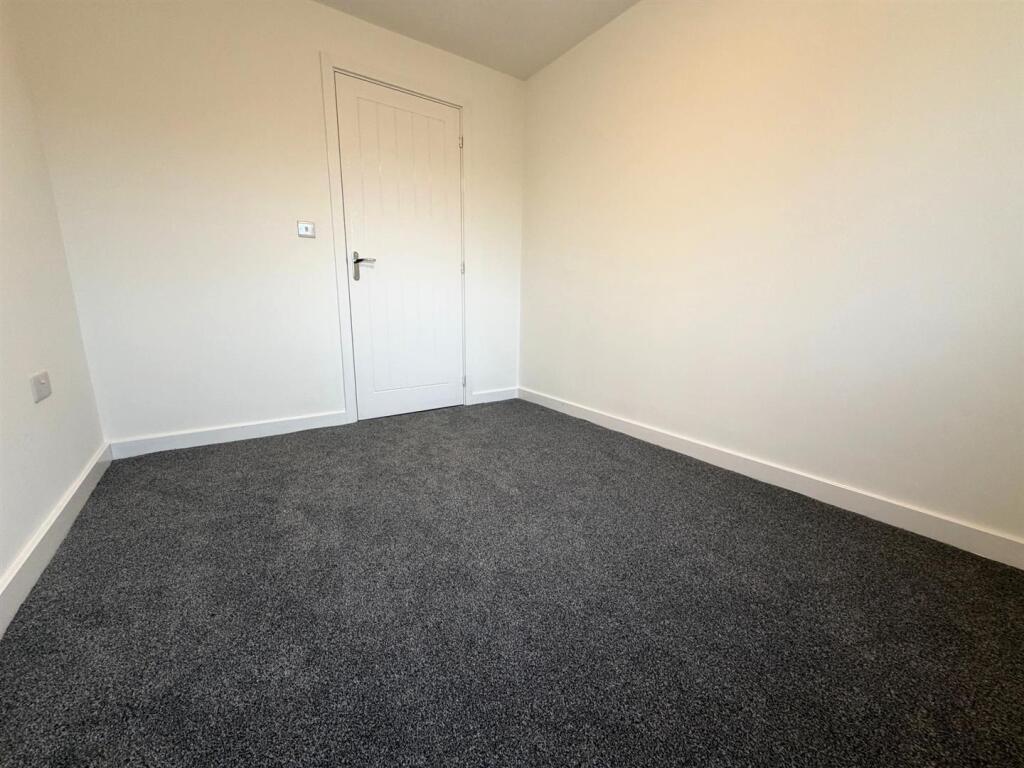 House in Wakefield, Jubilee Gardens, Outwood - More