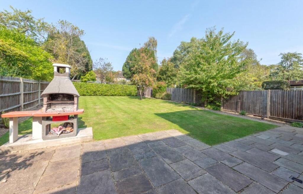 House in London, Copse Hill, Raynes Park - View 3