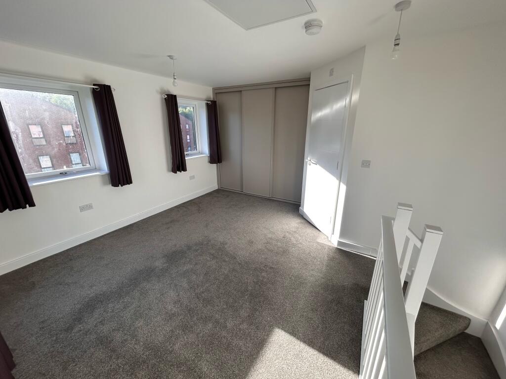 House in Leeds, West Yorkshire - View 5
