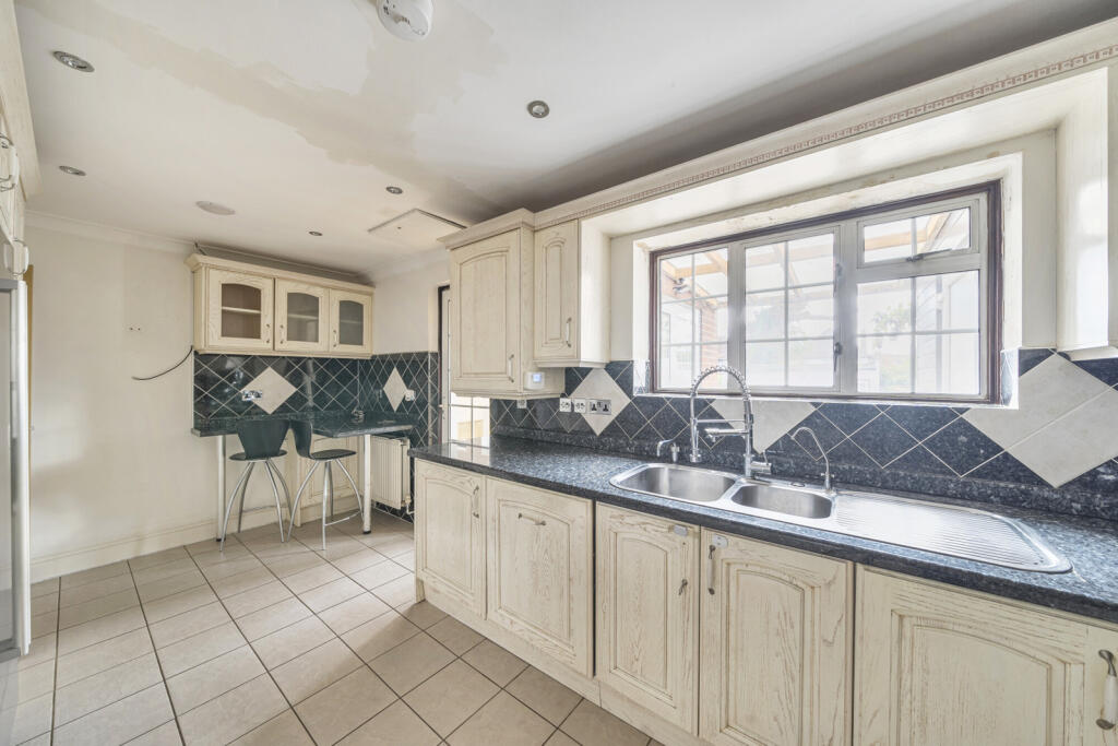 Cedar Drive, Pinner photo 4