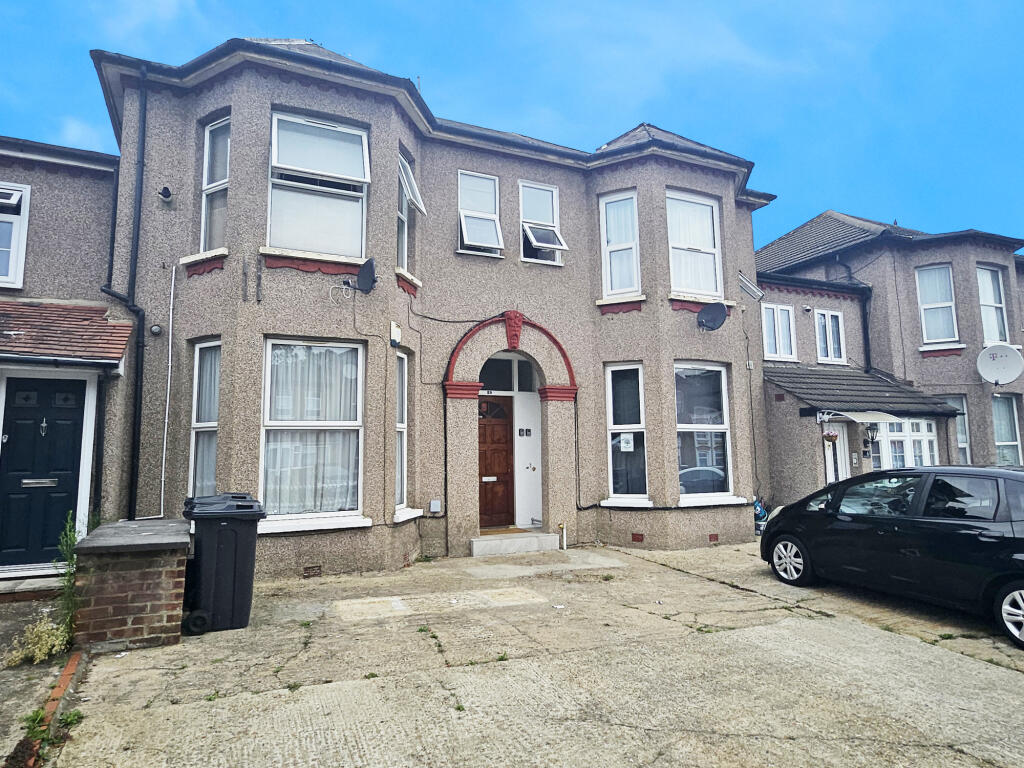 1-bed flat on Mansfield Road,  Ilford, IG1, £200,000