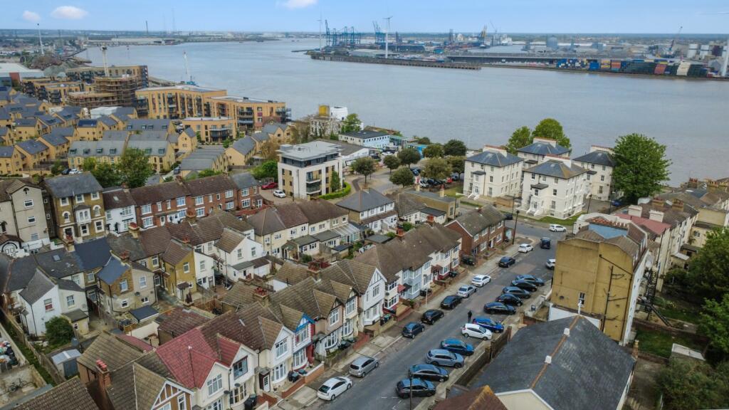 Pier Rd, Northfleet, Gravesend, DA11 photo 4