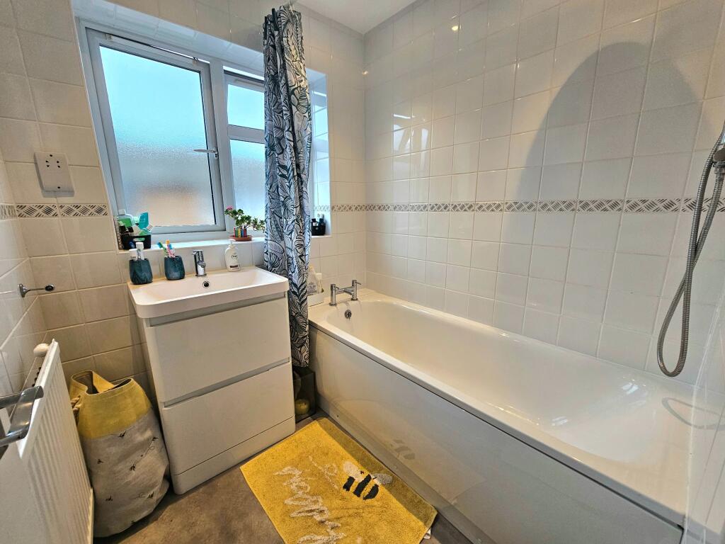 Apartment in Lewes, Newhaven - View 4