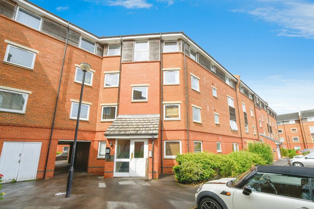 3-bed flat on Yersin Court, Swindon, £148,000