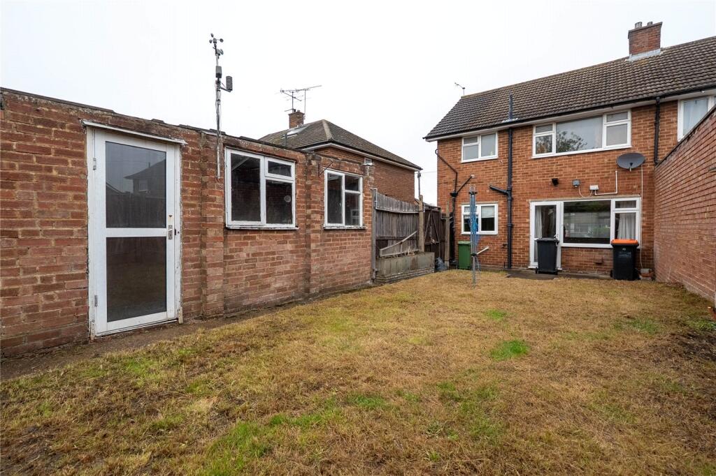 3-bed semi-detached on Lockington Crescent, Dunstable, LU5, £350,000