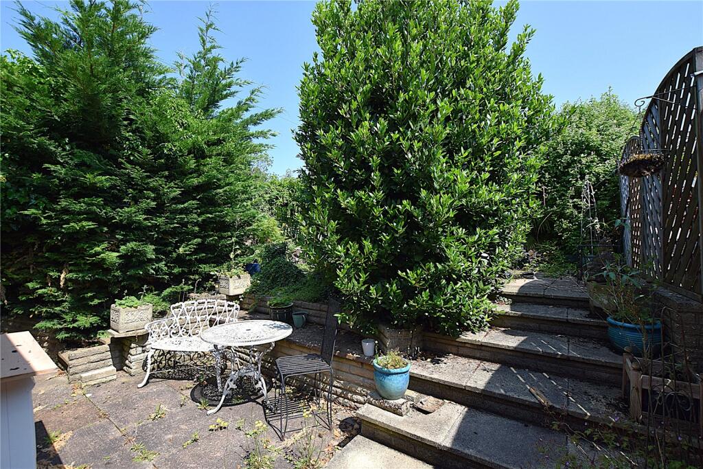 Robin Close, Alton, Hampshire, GU34 photo 3