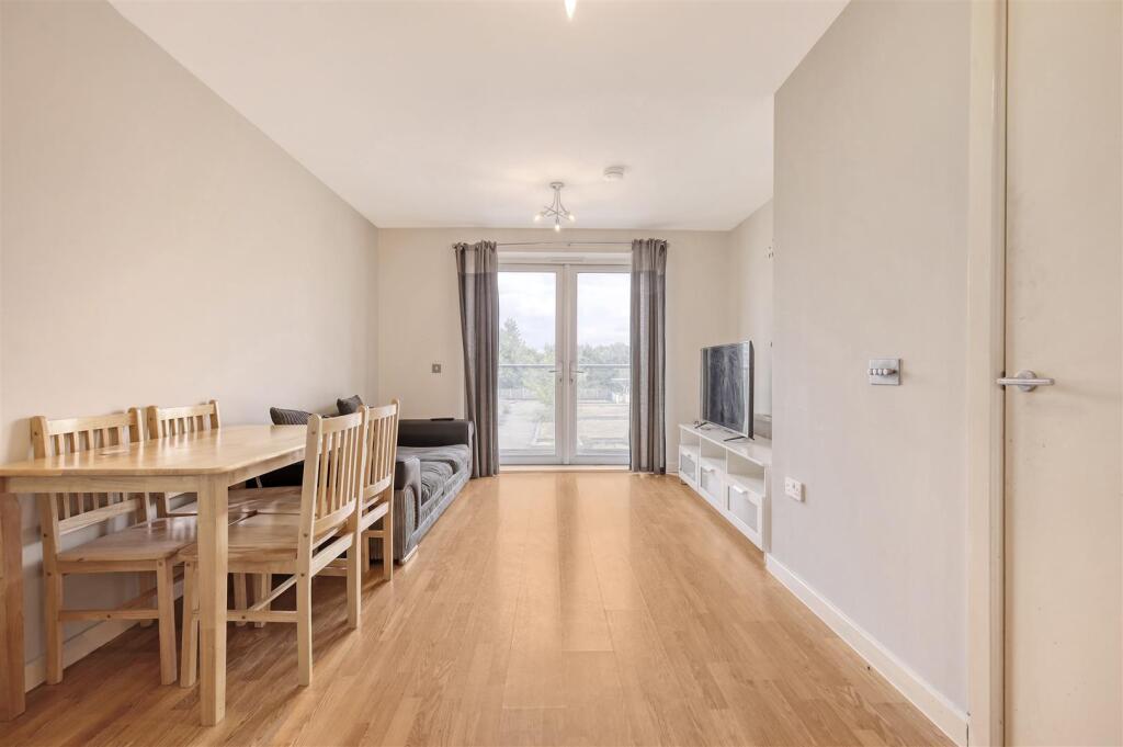 Apartment in London, Enfield Lock - View 4