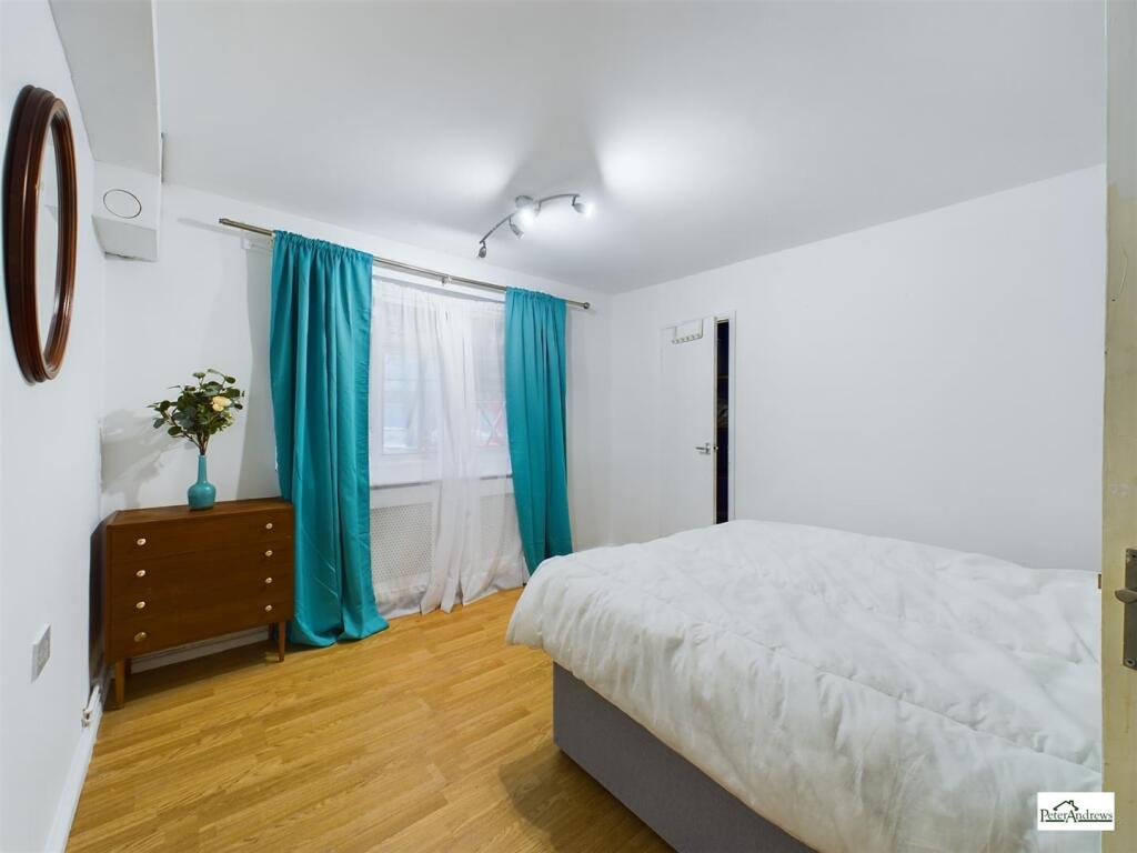 Chigwell Road, London photo 4