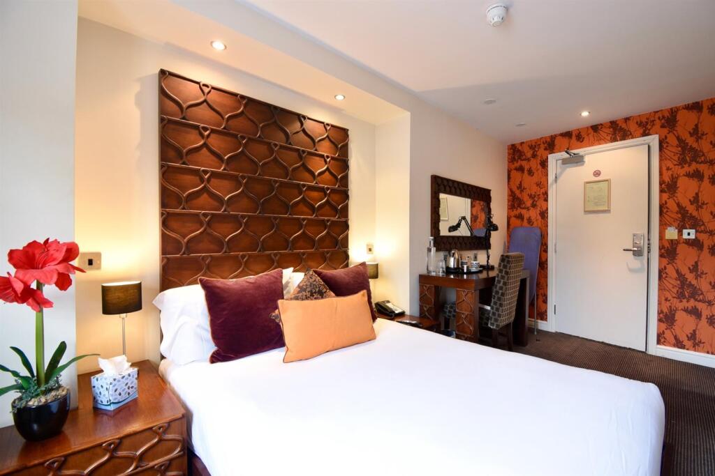 Main image of property: ROOM 9, Cinnabar Hotel, 88-89 Fore Street