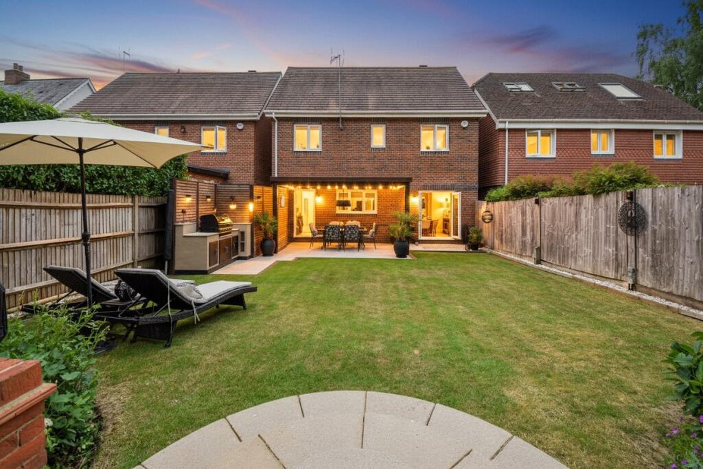 Pinewood Crescent, Hermitage, Thatcham, Berkshire, RG18 - View 2