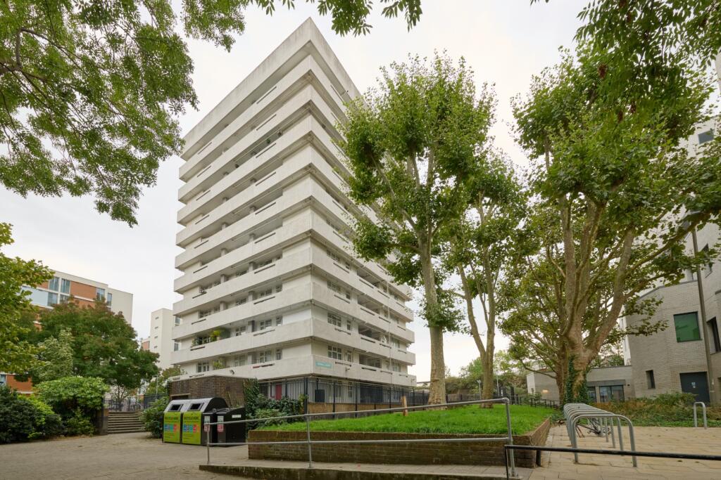 1-bed flat on Winstanley Road, Wandsworth, London, London The Metropolis, £235,000
