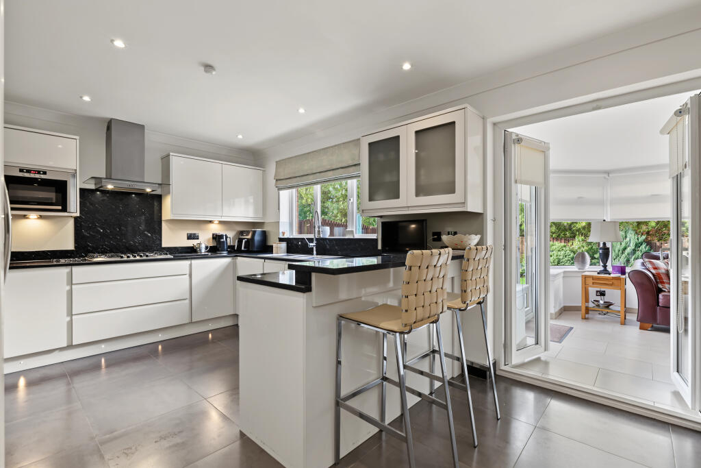 House in Bishopbriggs, Auchinairn - More