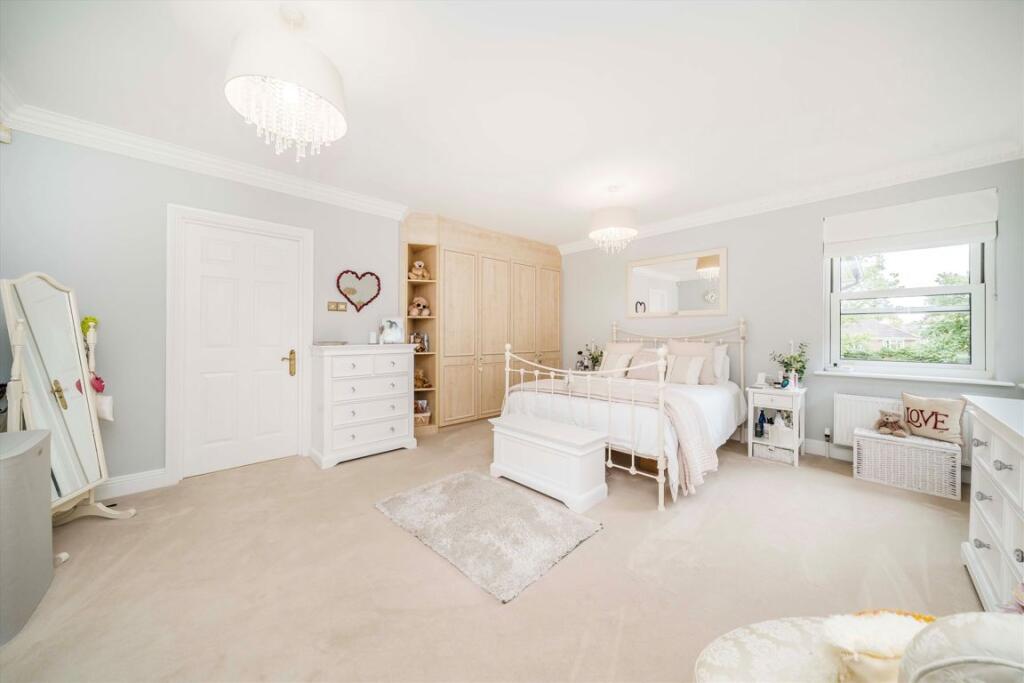 Apartment in Kingston upon Thames - View 3