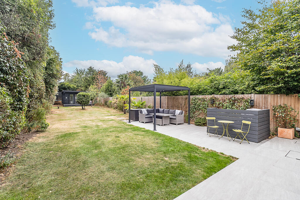 House in London, Berrylands - View 4