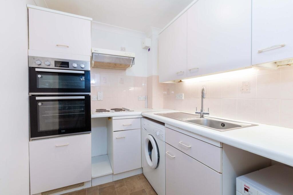 Apartment in Maidenhead, Bray Wick - View 5