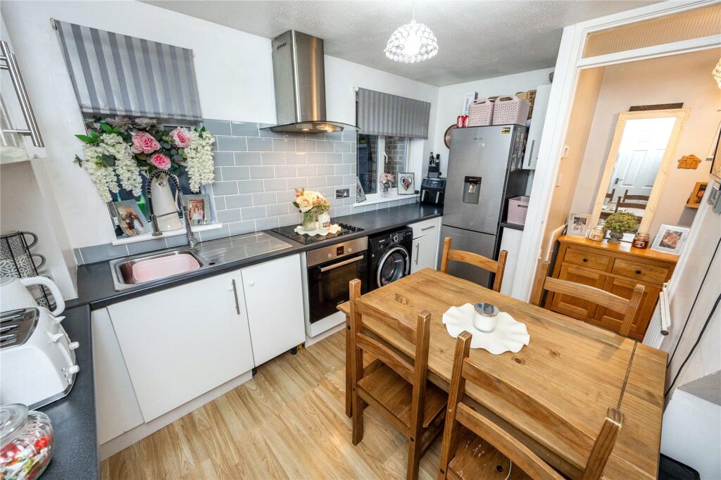 Holmcroft, Crawley, West Sussex, RH10 photo 3