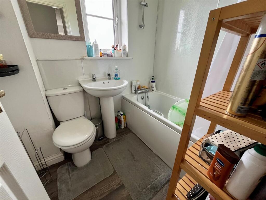 Wormley Court, Riccall Close, Hull photo 5