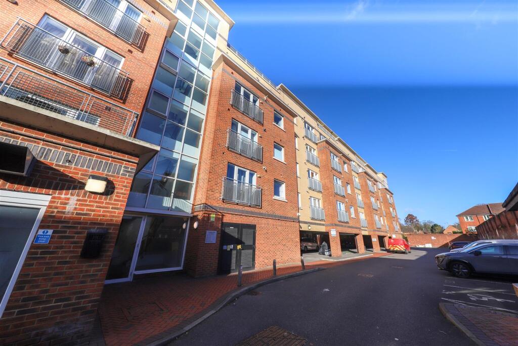 2-bed flat on High Street, Uxbridge, £325,000