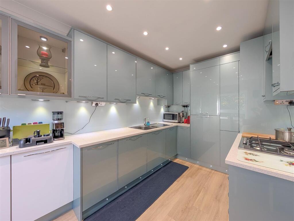 Apartment in Brentwood, Pilgrims' Hatch - More