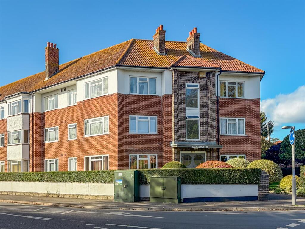 2-bed flat on West Court, Bridport, £185,000