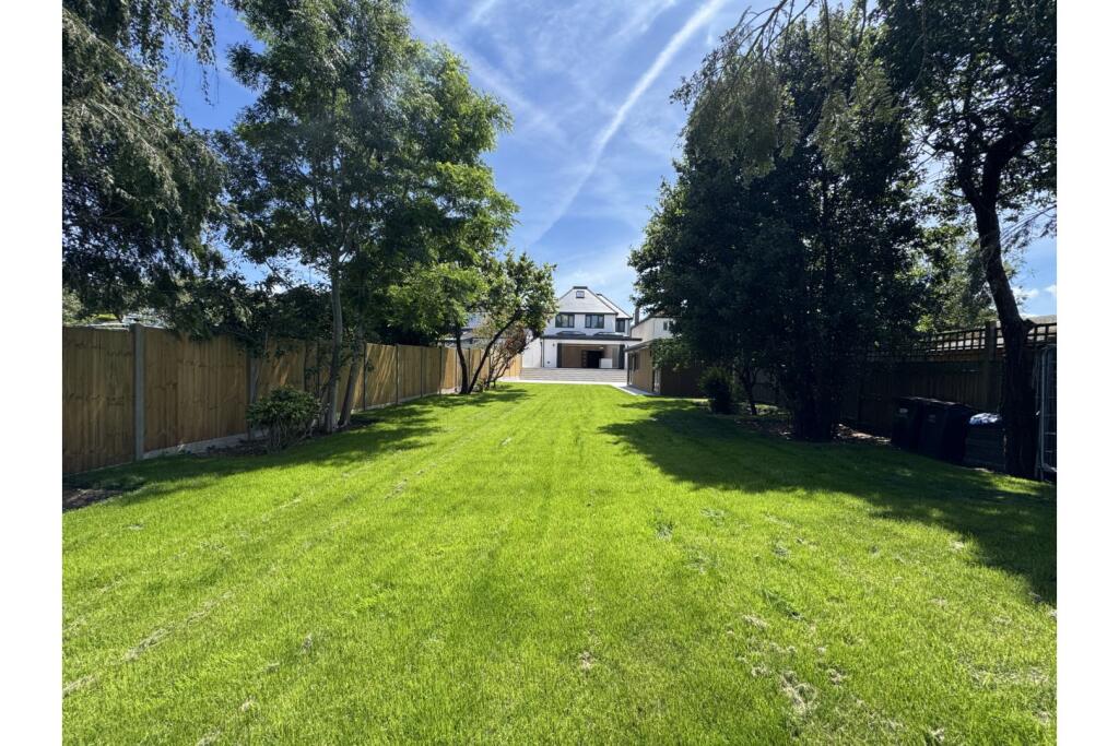 House in Bromley - More
