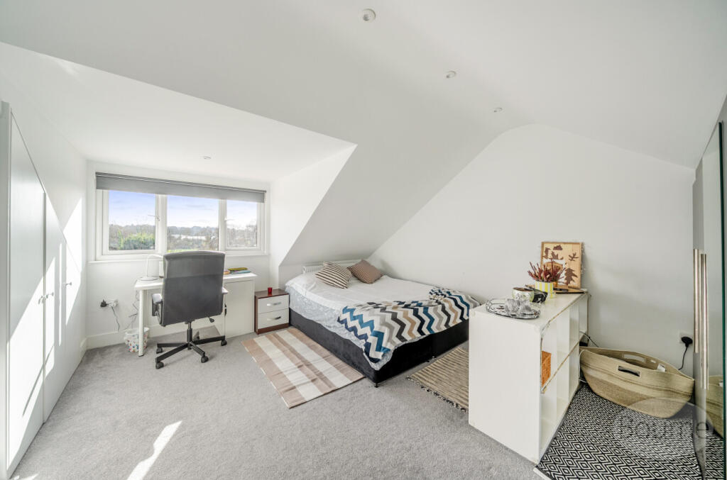 Esher Road, Hersham, Walton On Thames, Surrey, KT12 – další