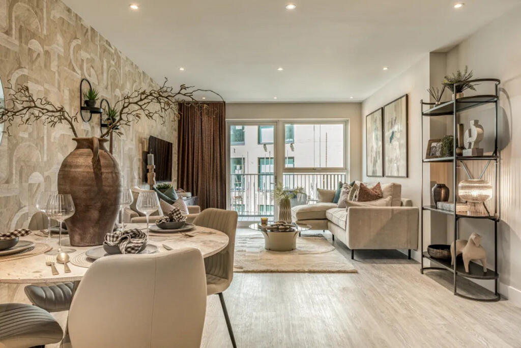 Main image of property: Flat 91 Kew Bridge Rise, Brentford, TW8