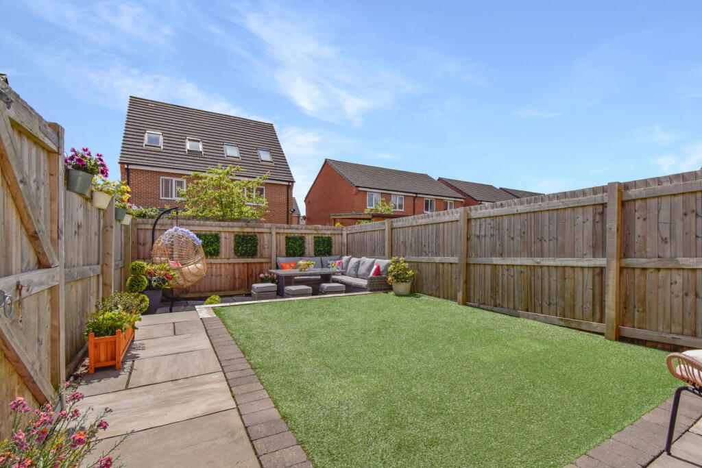 Farington, Leyland, PR25 3EU photo 4