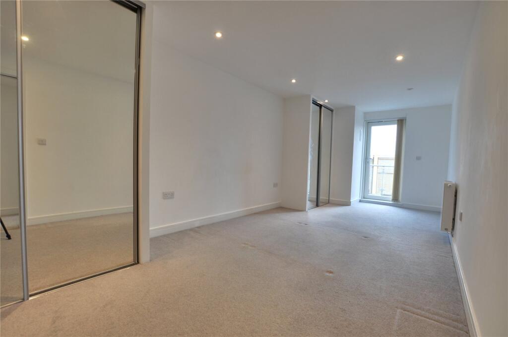 Apartment in Spelthorne, Surrey - More