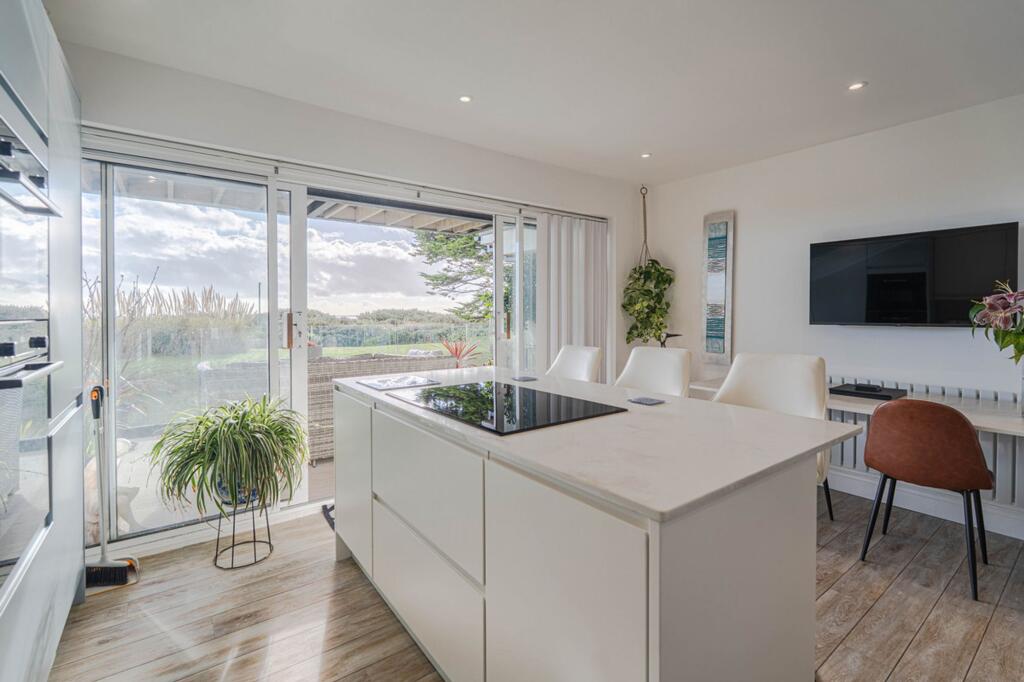 House in Christchurch, Pokesdown, Bournemouth - View 4