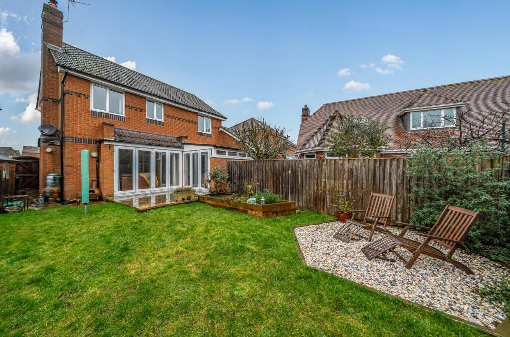 Walnut Tree Close, Stratton St Margaret, Swindon, SN3 photo 4