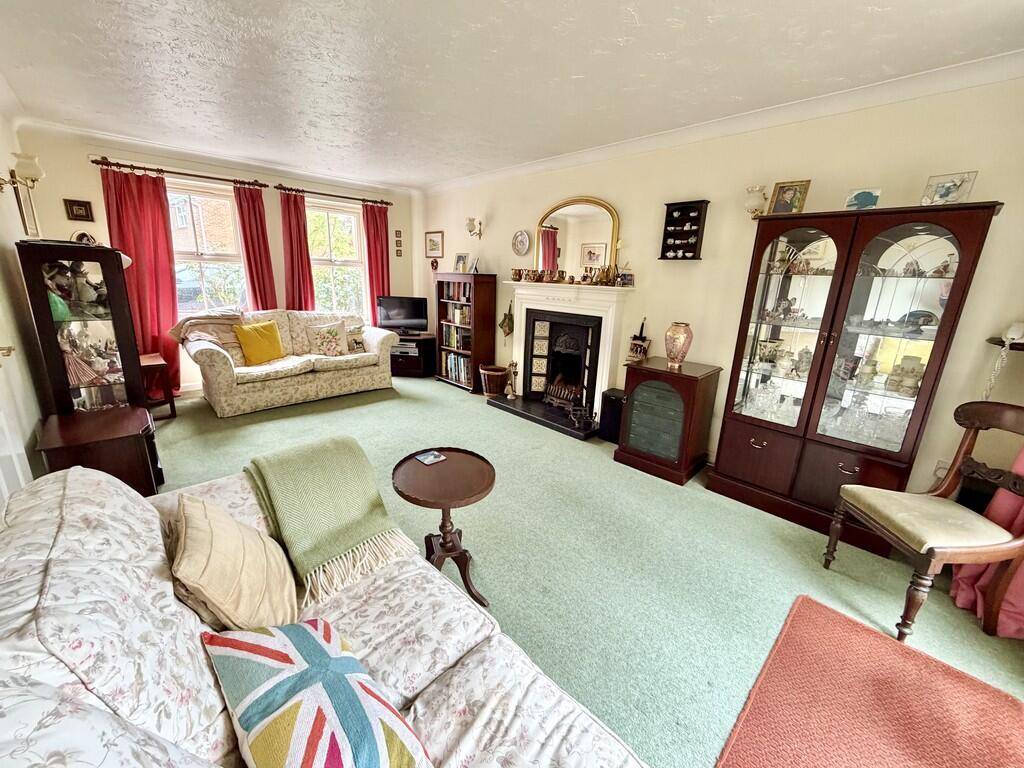 Twin Oaks Close, Broadstone photo 4