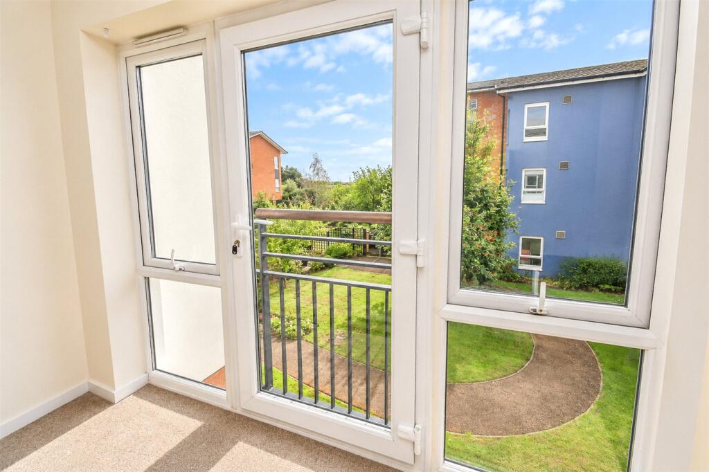 Apartment in Ellesmere Port, Whitby - View 3