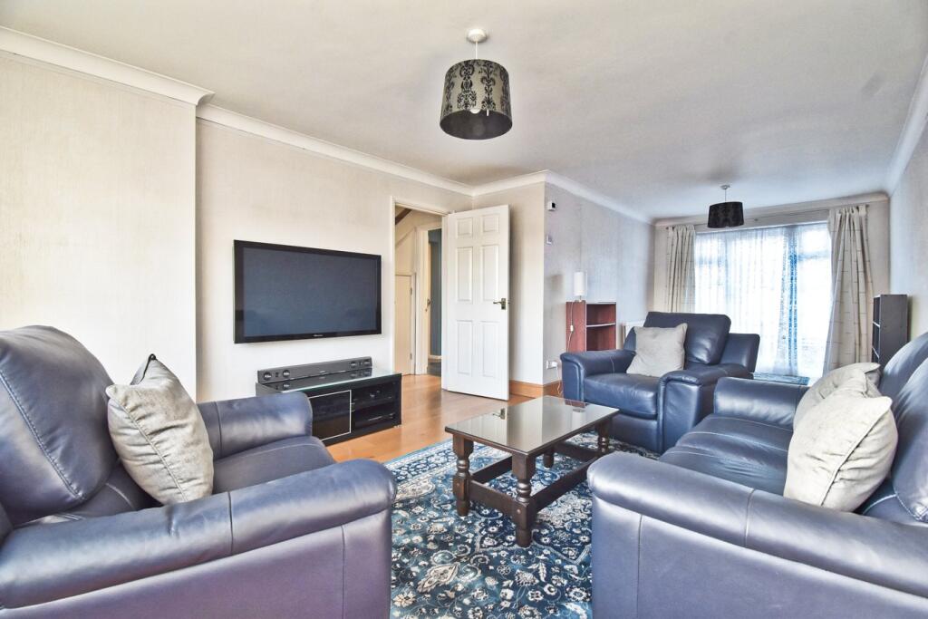 Elland Road, WALTON-ON-THAMES, KT12 photo 3
