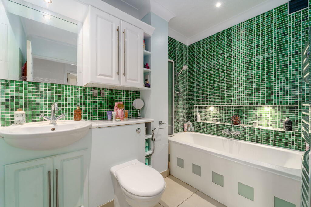 Victoria Road, Addlestone, KT15 - View 3