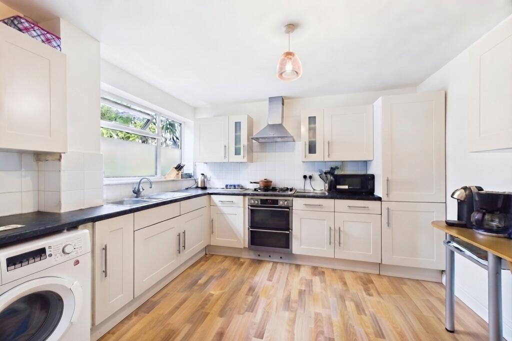 House in Rushmoor, Farnborough Park, Farnborough - View 3