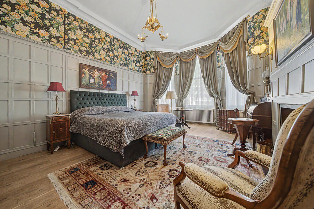 Apartment in Hove, Brunswick - View 4