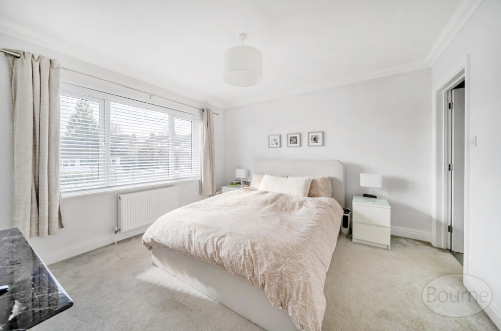 House in Farnham, Heath End - View 5