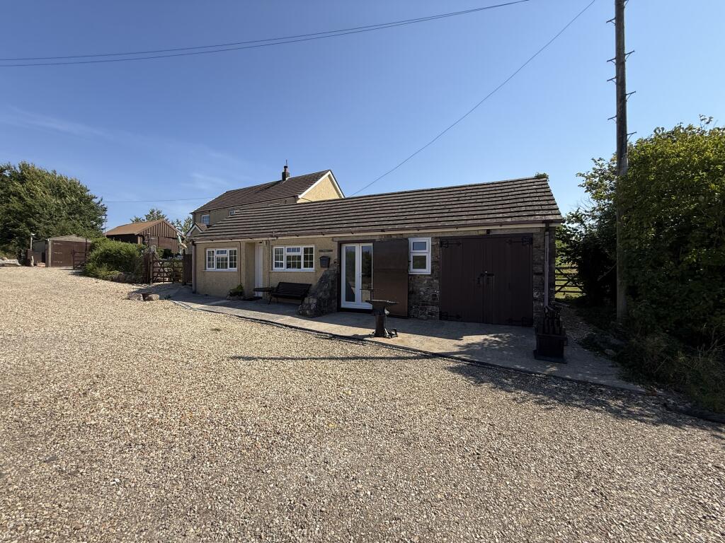 Main image of property: The Stables, Three Crosses