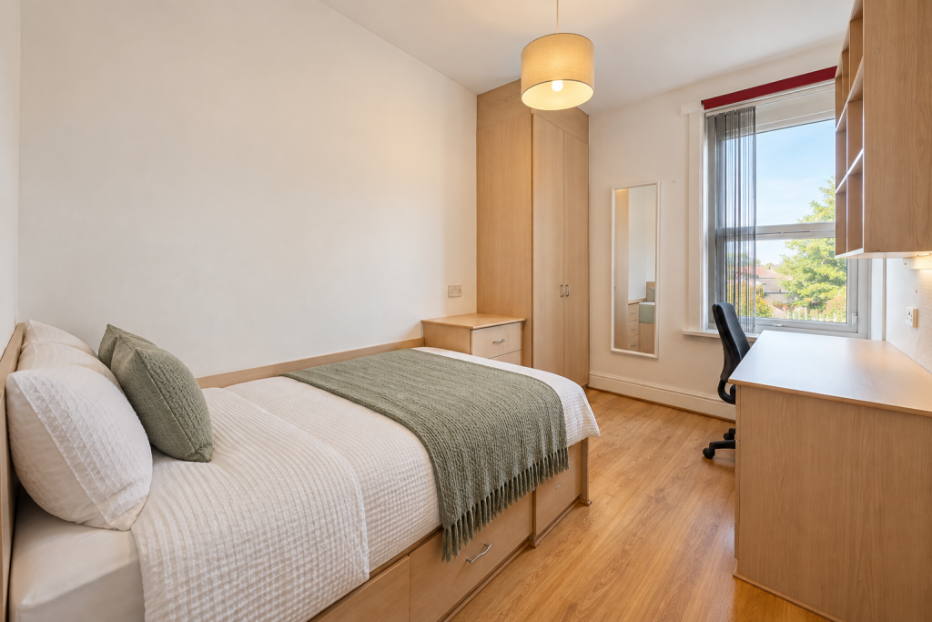House in Leeds, West Yorkshire - View 4